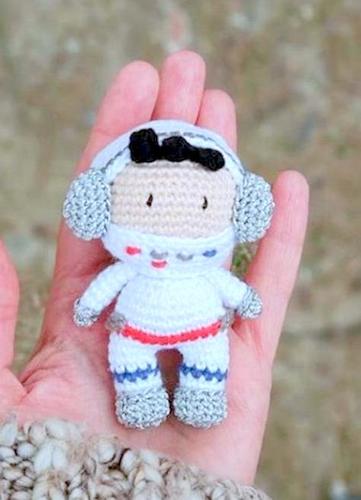 amigurumi ASTRONAUT crochet pattern